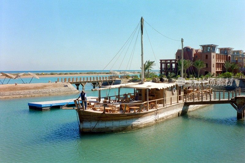 El Gouna 2001年的今天，一名游客在酒店的帆船上享受美好的天气。埃及红海。